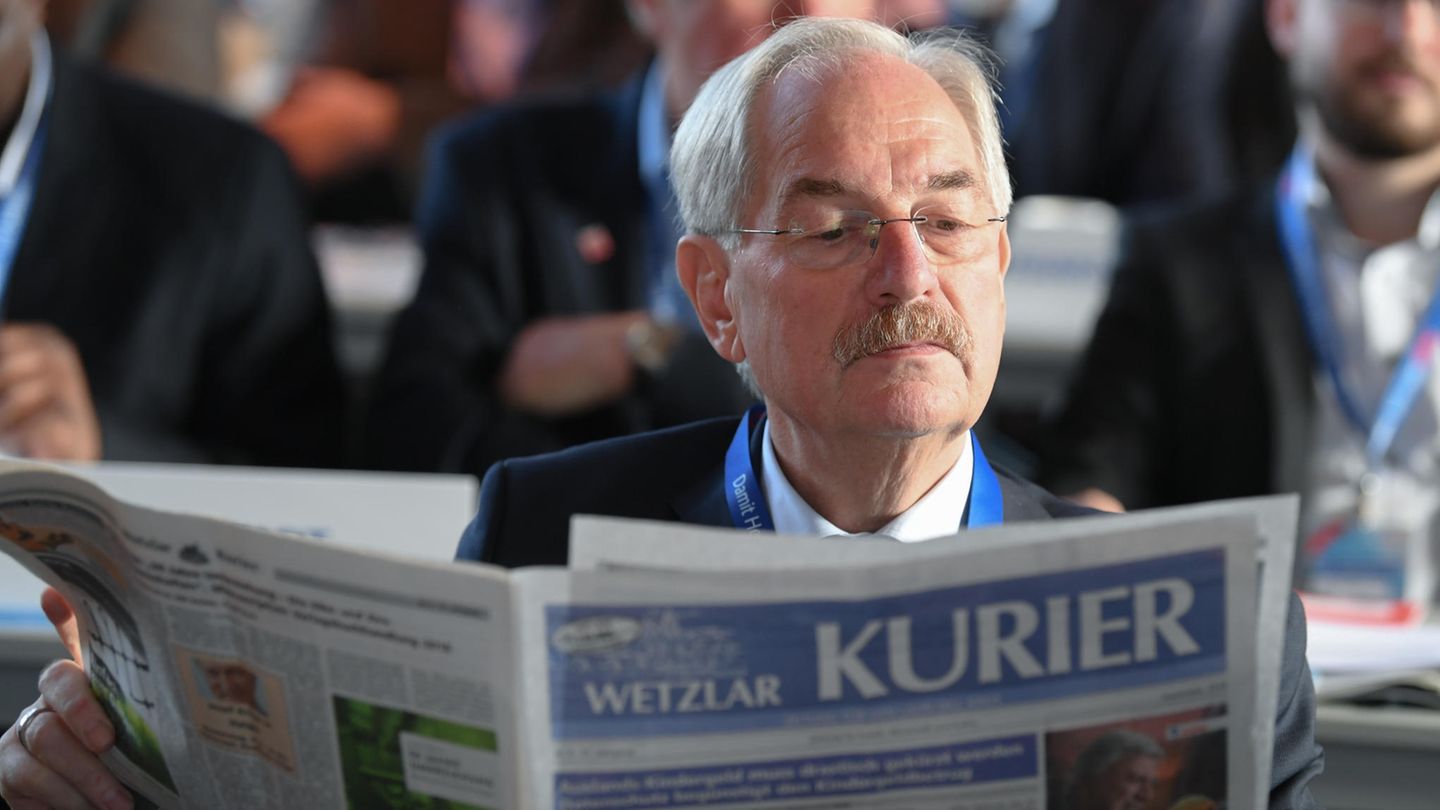 CDU-Bundestagsabgeordneter Hans-Jürgen Irmer liest im Wetzlar Kurier