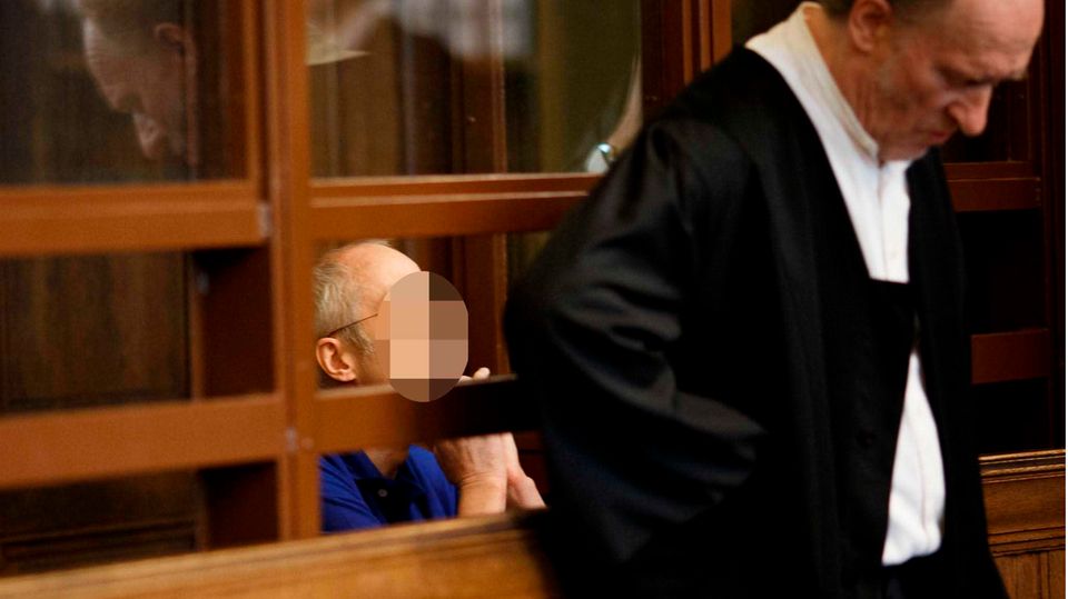 Der 57-jährige Angeklagte sitzt hinter Eckart Wähner (r), Verteidiger