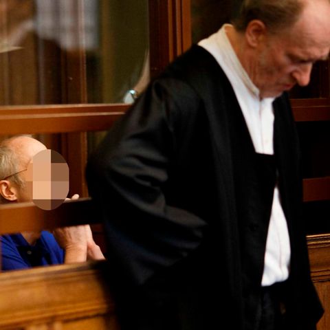 Der 57-jährige Angeklagte sitzt hinter Eckart Wähner (r), Verteidiger