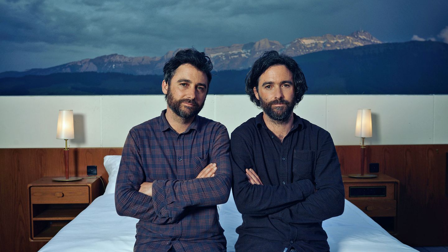 Setzen auf konsequente Immobilienbefreiung: Frank und Patrik Riklin, die Erfinder der einzigartigen Kombination von Kunst und Tourismus. Weitere Infos unter https://zerorealestate.ch und https://nullsternhotel.ch