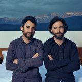 Setzen auf konsequente Immobilienbefreiung: Frank und Patrik Riklin, die Erfinder der einzigartigen Kombination von Kunst und Tourismus. Weitere Infos unter https://zerorealestate.ch und https://nullsternhotel.ch