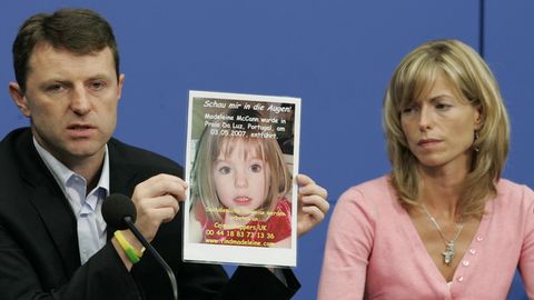 Kate und Gerry McCann zeigen während einer Pressekonferenz ein Bild ihrer verschwundenen Tochter