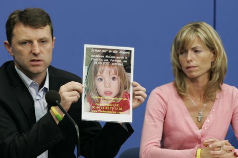 Kate und Gerry McCann zeigen während einer Pressekonferenz ein Bild ihrer verschwundenen Tochter
