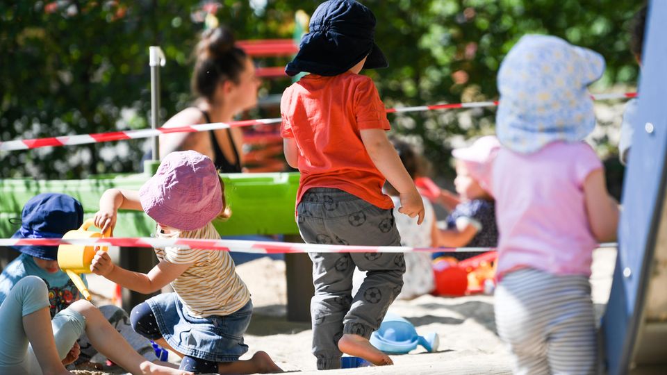 Der Staat zahlt 300 Euro pro Kind an Familien. egal welche Gehaltsklasse sie haben 