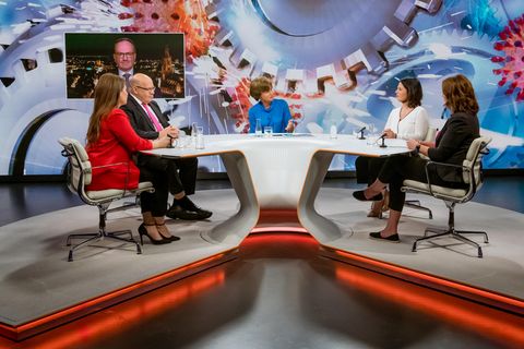 Von links: Sarna Röser, Lars Feld (zugeschaltet), Peter Altmaier, Maybrit Illner, Annalena Baerbock, Manuela Conte