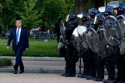 USA, Washington: Donald Trump (l.), Präsident der USA, geht im Lafayette Park an Polizisten vorbei