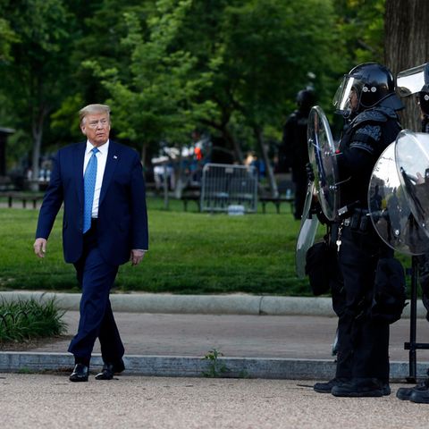 USA, Washington: Donald Trump (l.), Präsident der USA, geht im Lafayette Park an Polizisten vorbei