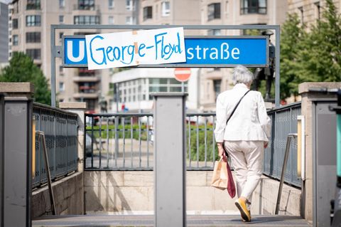 Schild "George-Floyd-Straße" am U-Bahnhof Mohrenstraße in Berlin