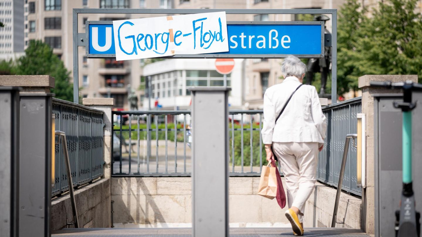 Schild "George-Floyd-Straße" am U-Bahnhof Mohrenstraße in Berlin