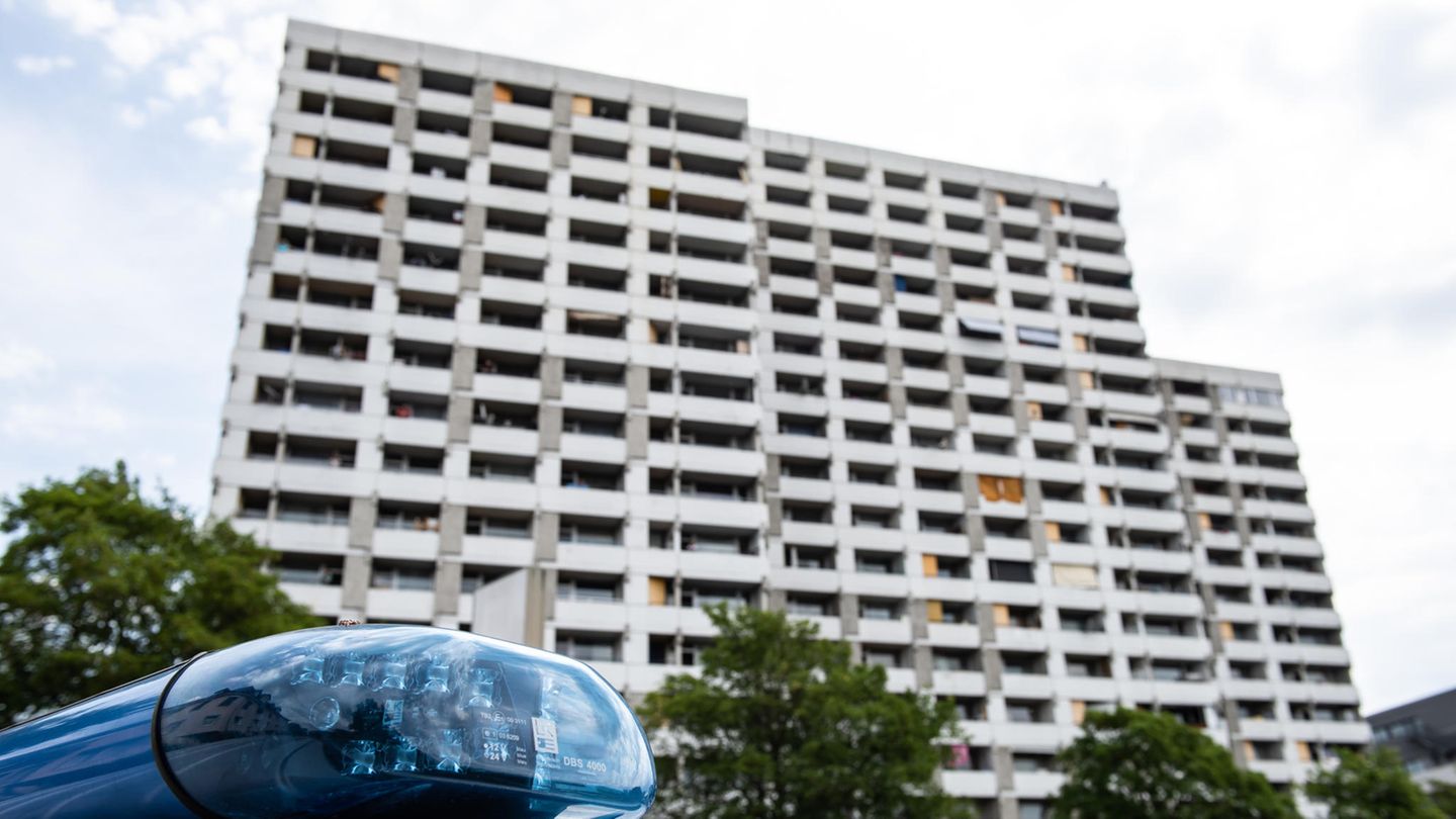 Göttingen: Ein Einsatzfahrzeug der Polizei steht vor dem Iduna-Zentrum. Bei mehreren größeren privaten Feiern haben sich in Göttingen etliche Menschen mit dem neuartigen Coronavirus infiziert. In dem Komplex wohnten rund 60 Kontaktpersonen.