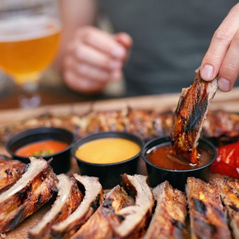Grillfleisch mit Sauce