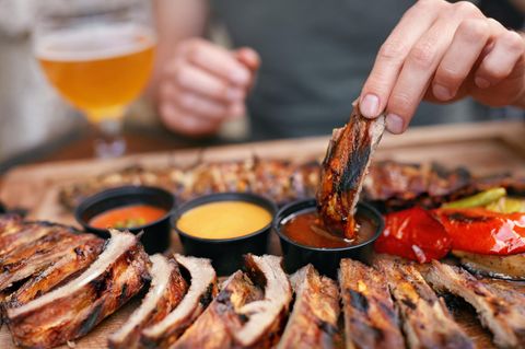 Grillfleisch mit Sauce