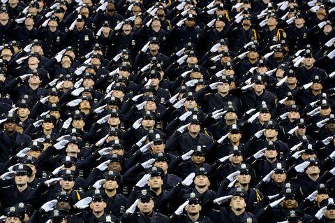Eine Abschlussklasse der New Yorker Polizeiakademie salutiert 2014 zu Ehren erschossener Kollegen