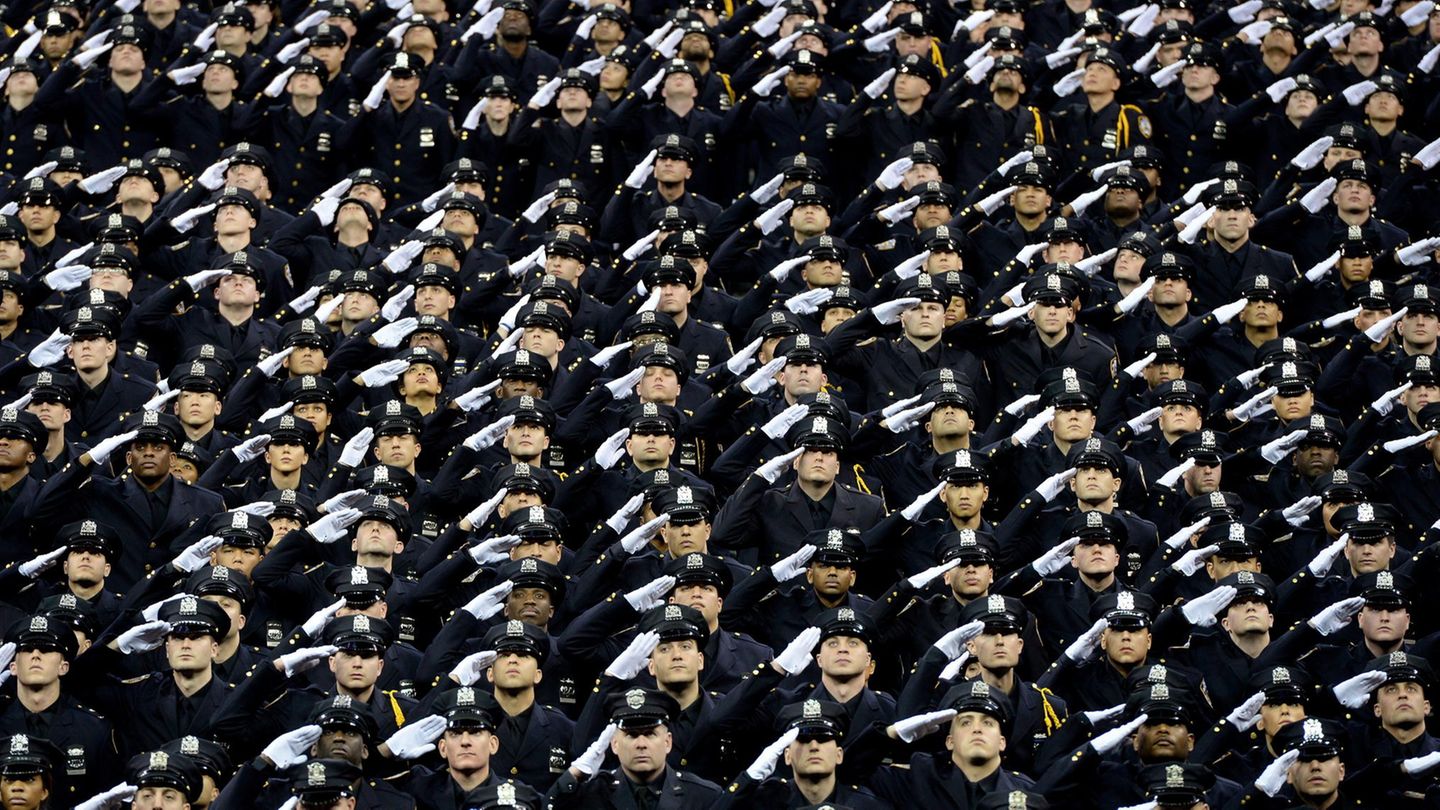 Eine Abschlussklasse der New Yorker Polizeiakademie salutiert 2014 zu Ehren erschossener Kollegen Eine Abschlussklasse der New Yorker Polizeiakademie salutiert 2014 zu Ehren erschossener Kollegen