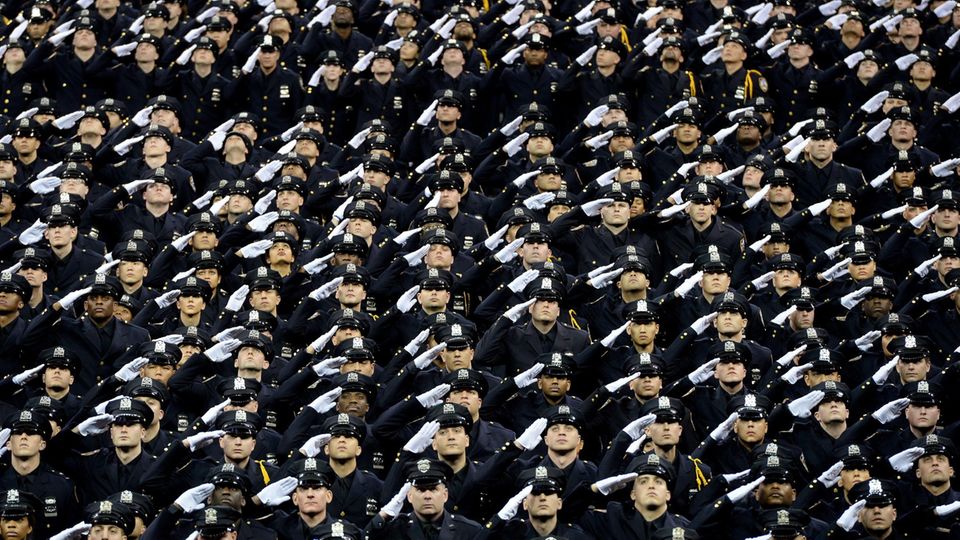 Eine Abschlussklasse der New Yorker Polizeiakademie salutiert 2014 zu Ehren erschossener Kollegen