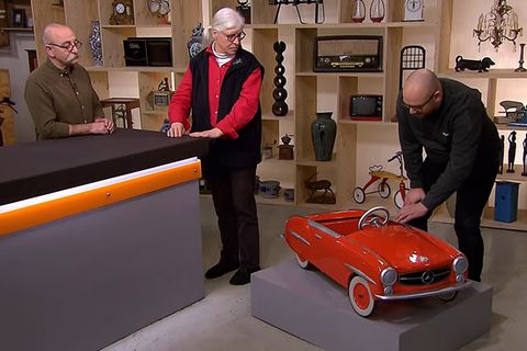 "Bares für Rares"-Experte Sven Deutschmanek (r.) untersucht das Tretauto von Goswinde Hellge. Moderator Horst Lichter träumt sich in seine Kindheit zurück.
