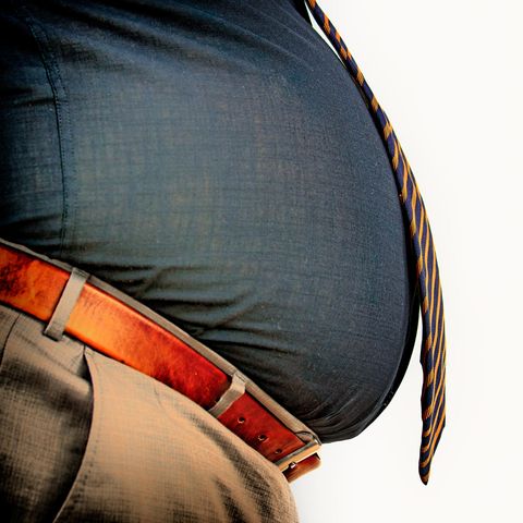 Übergewichtiger Mann mit dickem Bauch