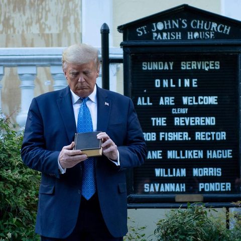 Donald Trump betrachtet ein Bibel vor der St. John's Episcopal Chruch in Washington, D.C.