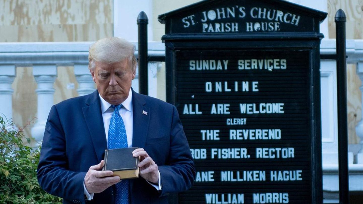 Donald Trump betrachtet ein Bibel vor der St. John's Episcopal Chruch in Washington, D.C. Donald Trump betrachtet ein Bibel vor der St. John's Episcopal Chruch in Washington, D.C.