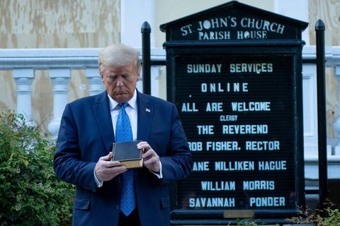 Donald Trump betrachtet ein Bibel vor der St. John's Episcopal Chruch in Washington, D.C.