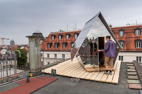 Jakob Wirth geht in seine Holzhütte auf dem Parkhausdach