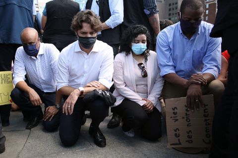 Solidarität in Kanada: Justin Trudeau kniet vor tausenden Demonstranten nieder