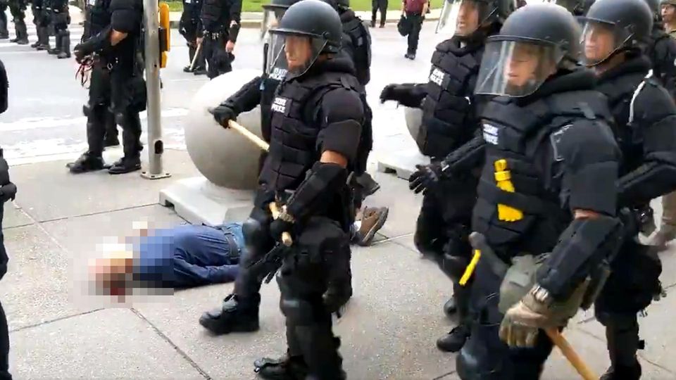 Buffalo: Ein älterer Demonstrant liegt am Boden, während Polizisten an ihm vorbeigehen