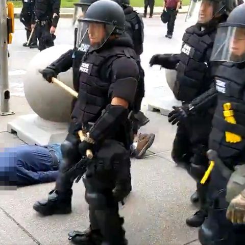 Buffalo: Ein älterer Demonstrant liegt am Boden, während Polizisten an ihm vorbeigehen