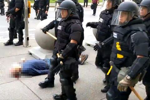Buffalo: Ein älterer Demonstrant liegt am Boden, während Polizisten an ihm vorbeigehen