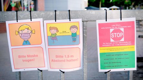 Düsseldorf: Coronabedingte Hinweise hängen am Eingang zu einer Grundschule