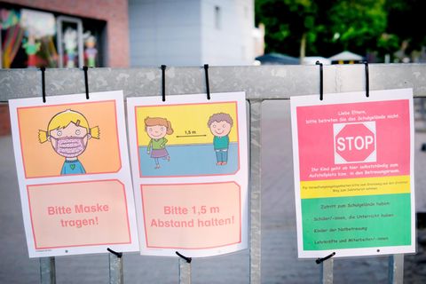 Düsseldorf: Coronabedingte Hinweise hängen am Eingang zu einer Grundschule