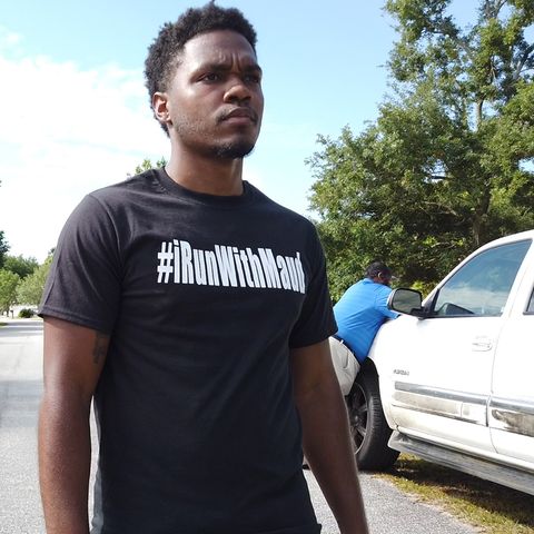 Akeem Baker läuft die Straße vor Ahmaud Arberys Haus runter.