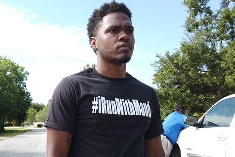 Akeem Baker läuft die Straße vor Ahmaud Arberys Haus runter.