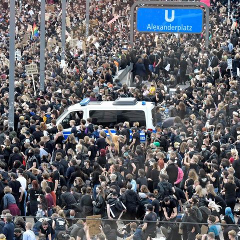 Berlin: 15.000 Menschen protestieren gegen Rassismus