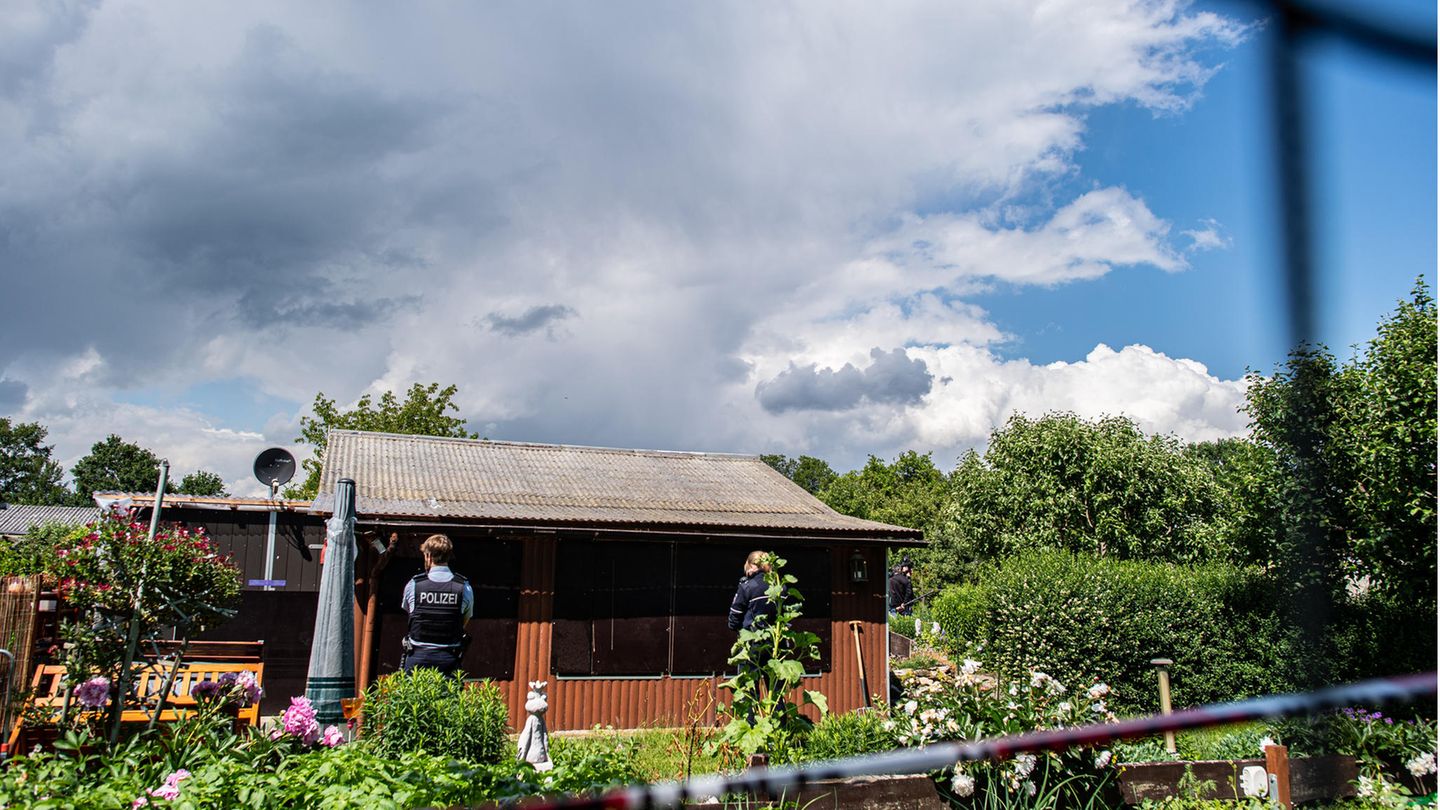 zwei Polizeibeamte an der Rückseite der Gartenlaube