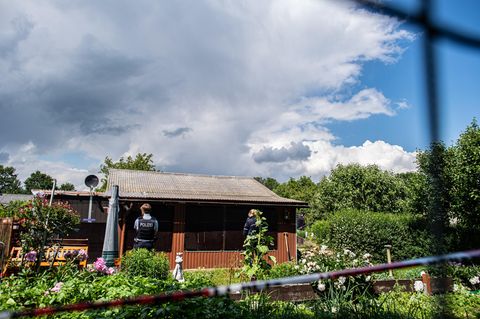 zwei Polizeibeamte an der Rückseite der Gartenlaube