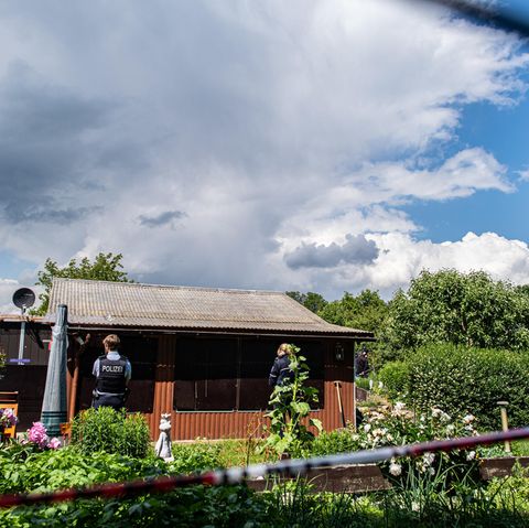 zwei Polizeibeamte an der Rückseite der Gartenlaube