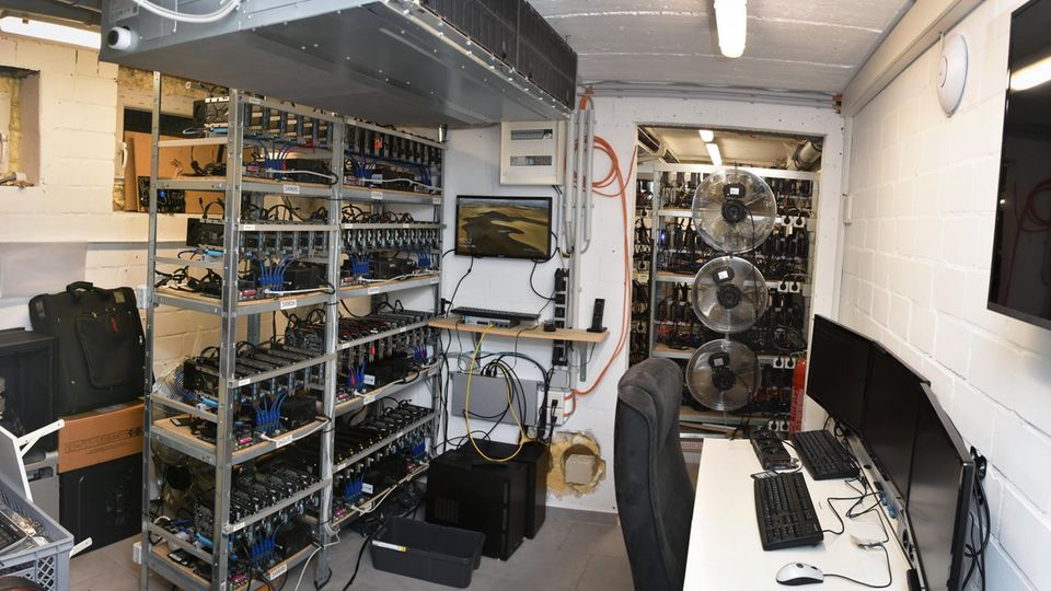 Das Foto der Polizei zeigt einen Serverraum im Keller des Hauptverdächtigen Das Foto der Polizei zeigt einen Serverraum im Keller des Hauptverdächtigen