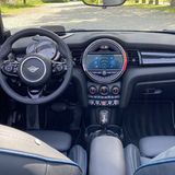 Das übliche Mini-Cockpit, mit ansehnlichen Applikationen und schickem Leder