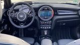 Das übliche Mini-Cockpit, mit ansehnlichen Applikationen und schickem Leder