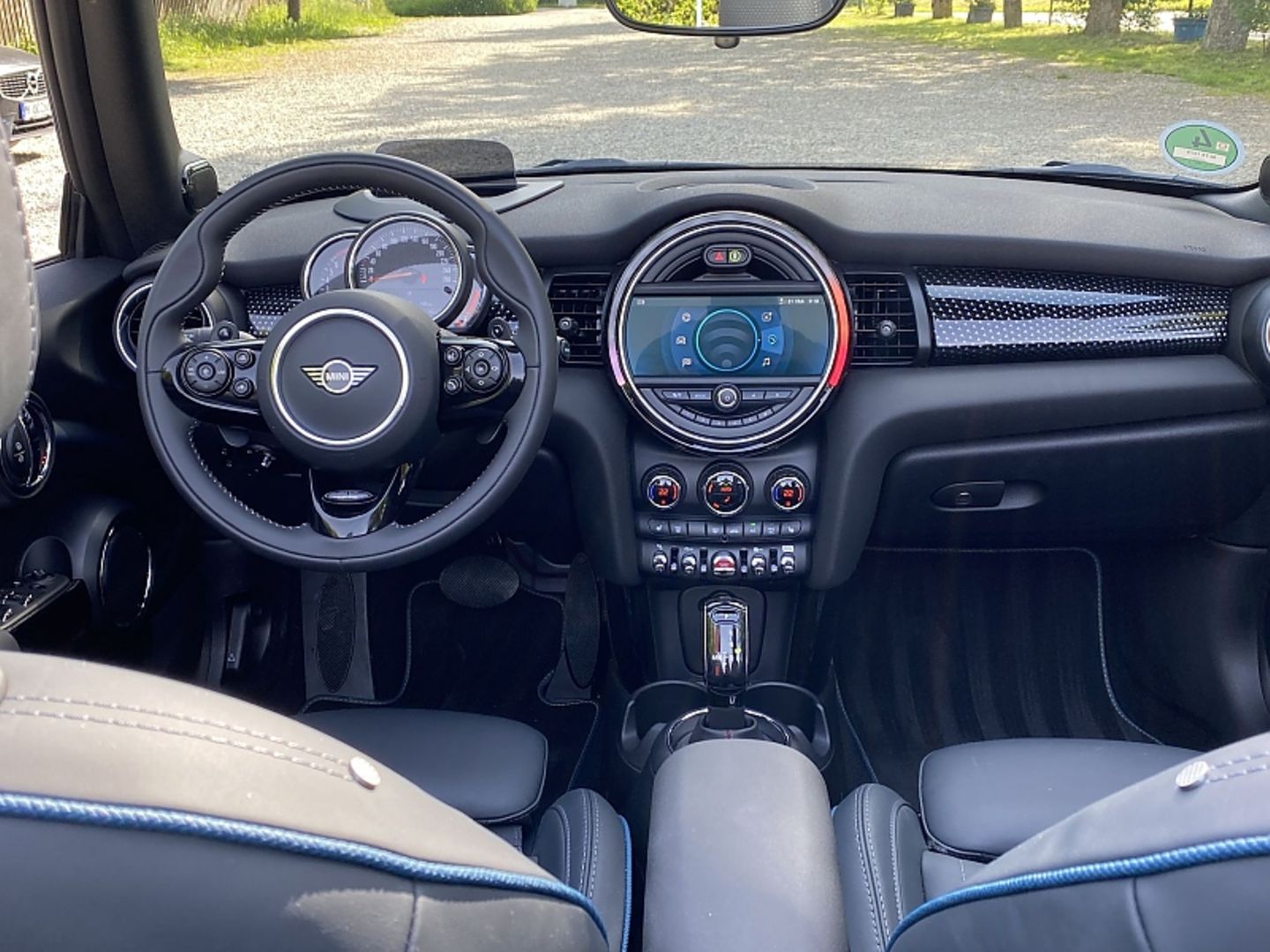 Das übliche Mini-Cockpit, mit ansehnlichen Applikationen und schickem Leder