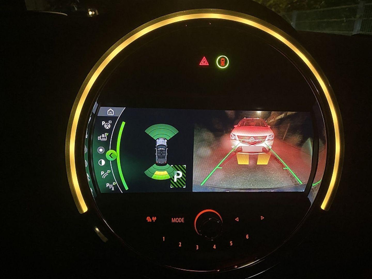 Die Rückfahrkamera liefert auch nachts ein gutes Bild und der Farbring passt sich den Signalen der Parksensoren an