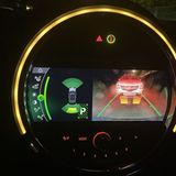 Die Rückfahrkamera liefert auch nachts ein gutes Bild und der Farbring passt sich den Signalen der Parksensoren an