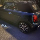 Wie es sich gehört: Das Mini-Logo wird auf den Boden projiziert