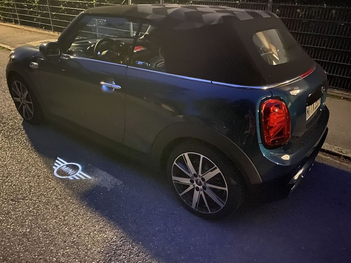 Wie es sich gehört: Das Mini-Logo wird auf den Boden projiziert