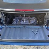 Die Ladeluke zum Kofferraum ist eng, aber die Easy Load-Funktion schafft Abhilfe