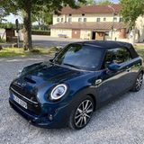 Die Abstimmung ist eher straff, aber die adaptiven Dämpfer gleichen viel aus