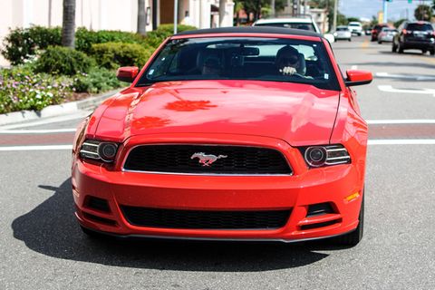 Ein Schüler aus Buffalo bekam aus Dankbarkeit einen roten Mustang geschenkt