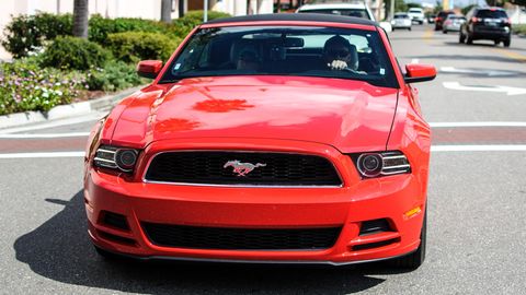 Ein Schüler aus Buffalo bekam aus Dankbarkeit einen roten Mustang geschenkt