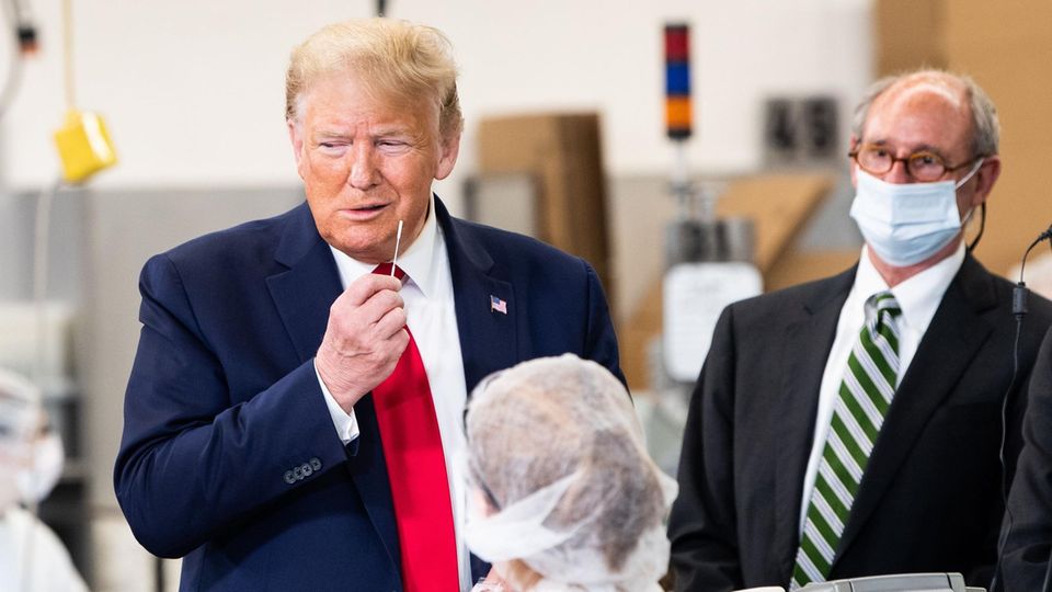 US-Präsident Donald Trump bei seinem Besuch in der Firma in Maine, die medizinische Wattestäbchen herstellt US-Präsident Donald Trump bei seinem Besuch in der Firma in Maine, die medizinische Wattestäbchen herstellt